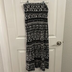 Mossimo black and white Aztec maxi skirt